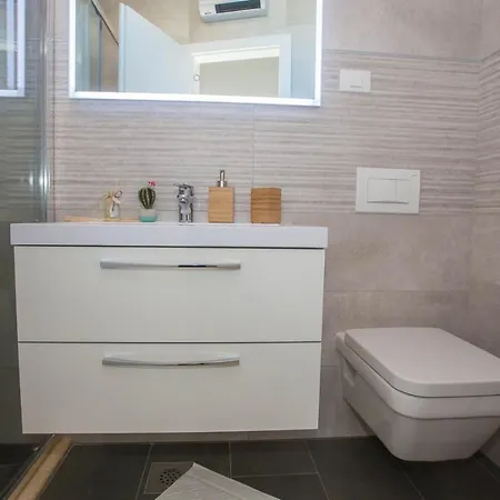 Kris With Pool In Mrgani