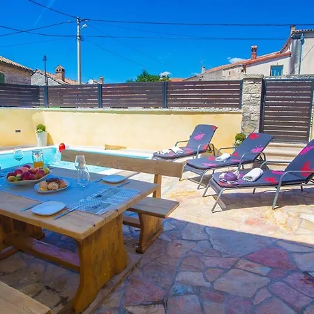 Hébergement de vacances Kris With Pool In Mrgani