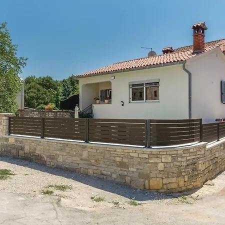 Kris With Pool In Hébergement de vacances