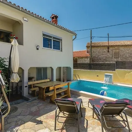 Kris With Pool In Hébergement de vacances Mrgani