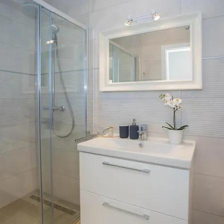 Hébergement de vacances Kris With Pool In Mrgani