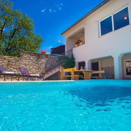 Kris With Pool In Hébergement de vacances *