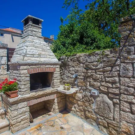 Kris With Pool In Hébergement de vacances *