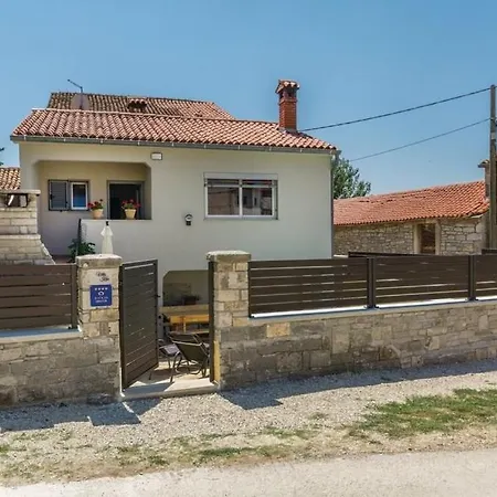 Hébergement de vacances Kris With Pool In