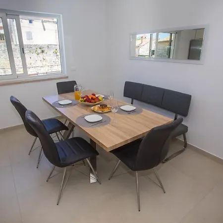 Kris With Pool In Hébergement de vacances Mrgani