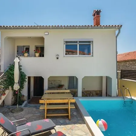 Hébergement de vacances Kris With Pool In Mrgani