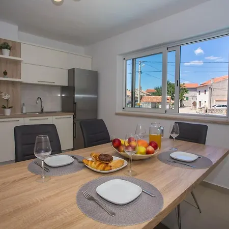 Kris With Pool In Hébergement de vacances