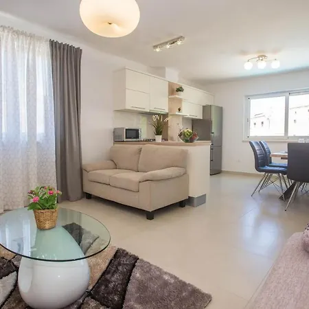 Kris With Pool In Hébergement de vacances Mrgani