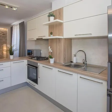 Kris With Pool In Hébergement de vacances *