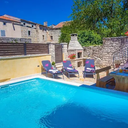 Hébergement de vacances Kris With Pool In *