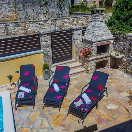 Hébergement de vacances Kris With Pool In *