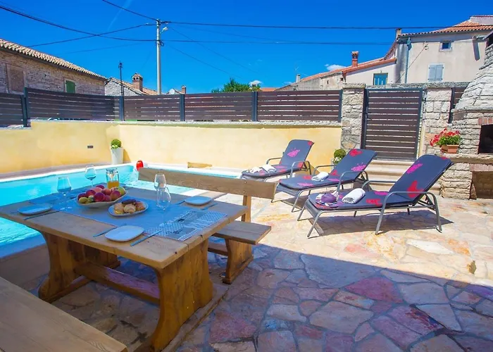 Vakantiehuis Kris With Pool In Mrgani