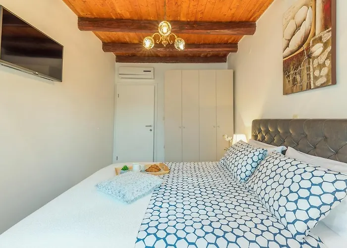 Vakantiehuis Kris With Pool In Mrgani