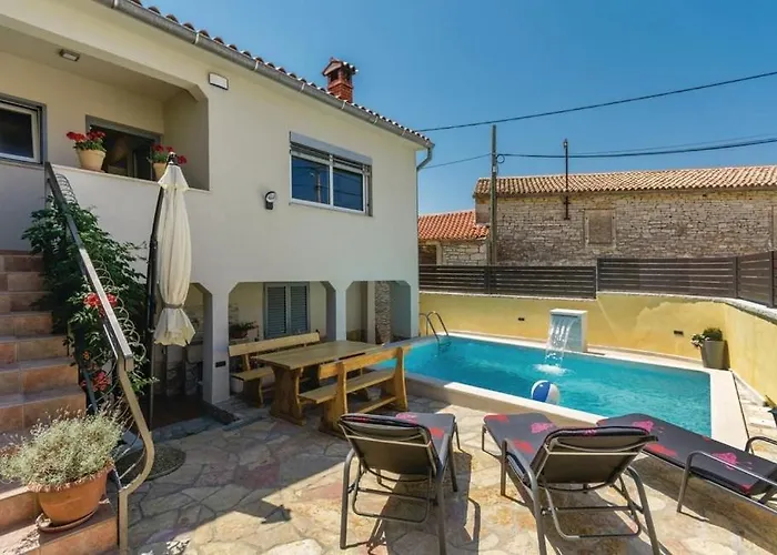 Kris With Pool In Vakantiehuis Mrgani