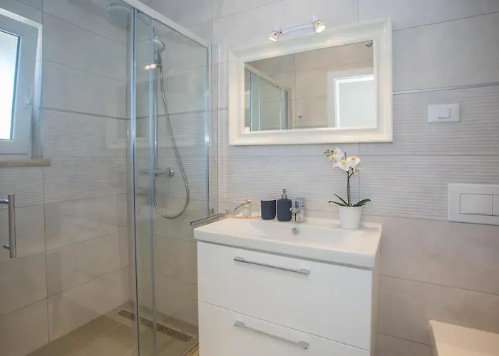 Vakantiehuis Kris With Pool In Mrgani