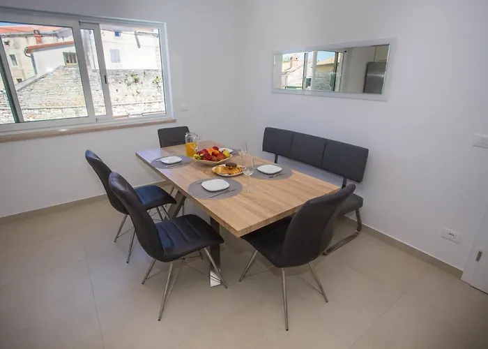 Kris With Pool In Vakantiehuis Mrgani