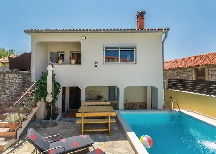 Vakantiehuis Kris With Pool In Mrgani