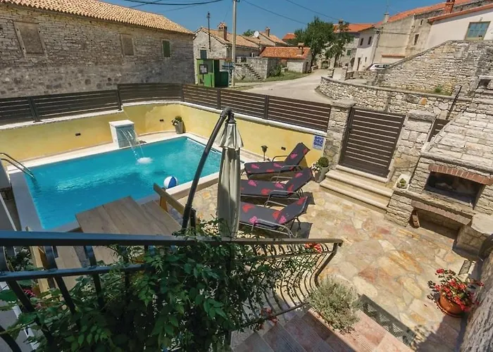 Vakantiehuis Kris With Pool In