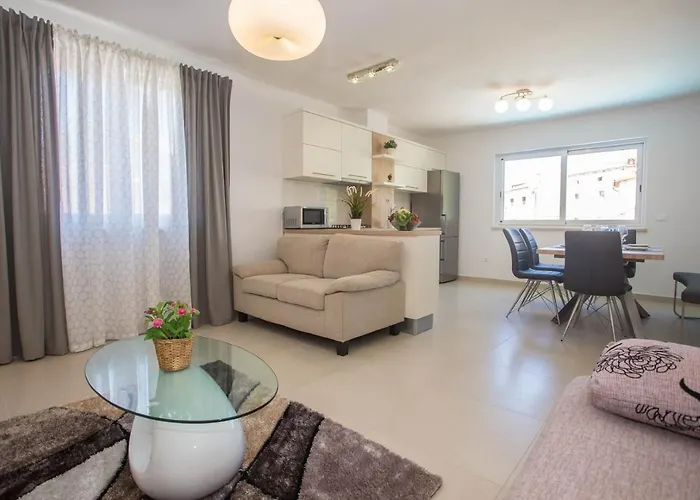 Kris With Pool In Vakantiehuis Mrgani