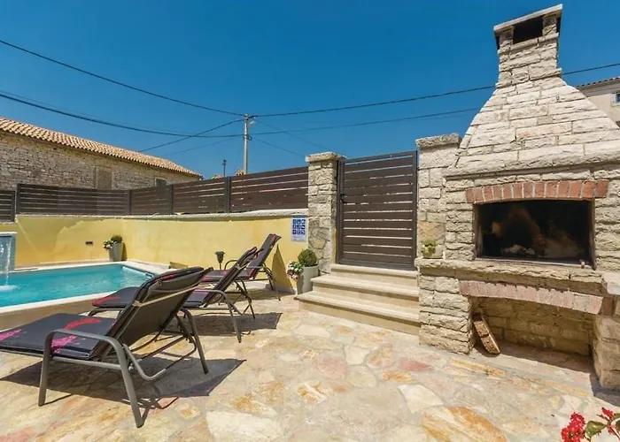 Kris With Pool In Vakantiehuis